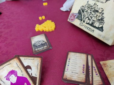 Partida al juego de mesa Coup