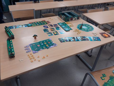 Partie à 2 joueurs du jeu de société Living Forest . L'Hiver gagne contre l'Automne en ayant éteint 12 incendies, après avoir tiré toute sa pioche.