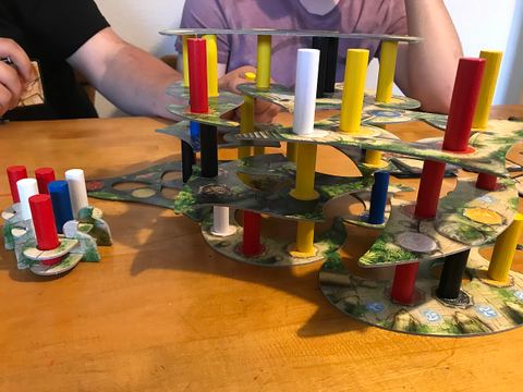Menara; Spielmaterial
