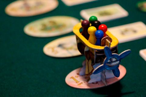 Aeronave utilizzata nel gioco da tavolo "Celestia" con a bordo le 6 pedine
