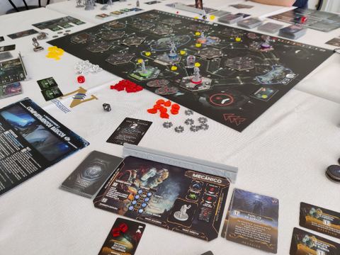 Partida al juego de mesa Nemesis