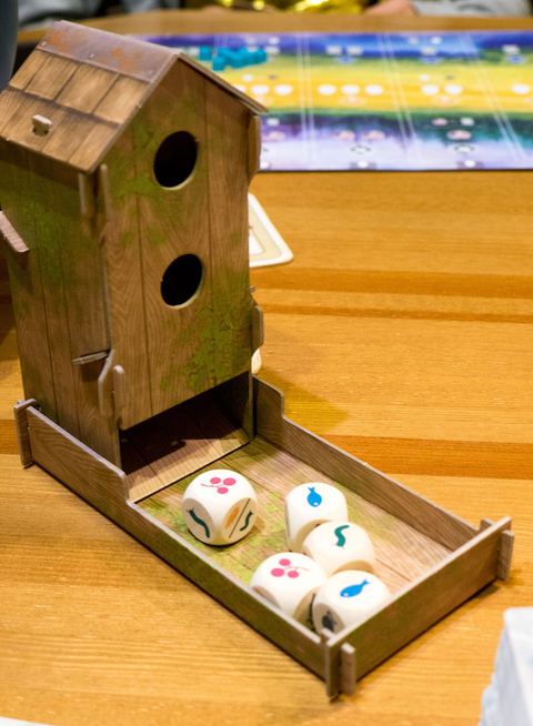 Birdfeeder dice tower in Wingspan hungarian version (Fesztáv)