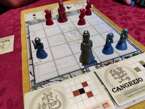 Partida al juego de mesa Onitama