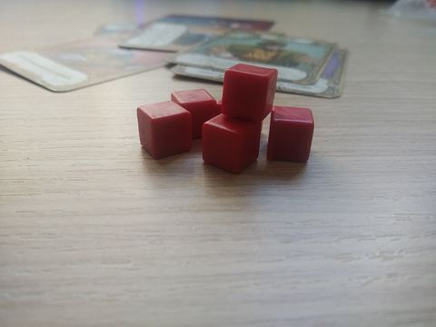 Prendas del juego Love Letter. Se obtienen cada vez que un jugador gana una ronda. El que alcance el número de prendas exigido según el número de jugadores, gana la partida.